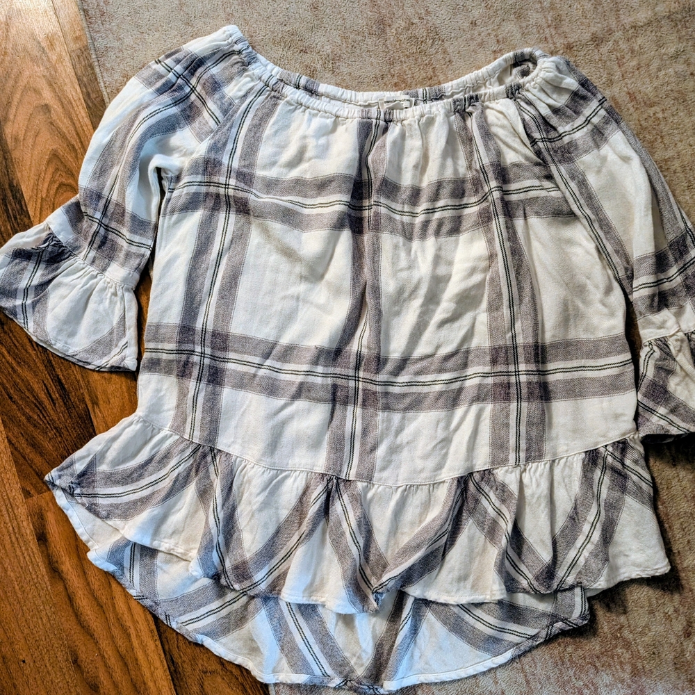 beachlunchlounge Off-Shoulder Plaid Blouse in Cream and Gray